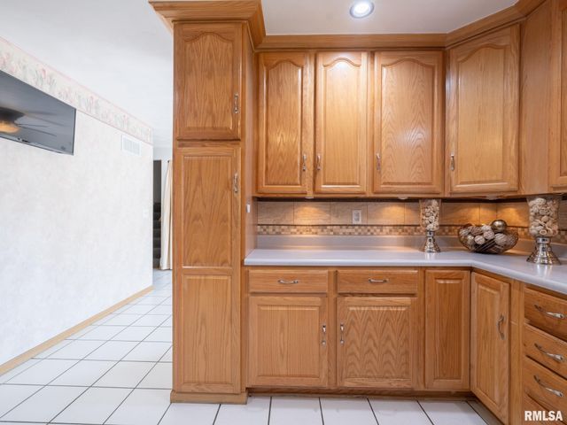 2721 N RUSTIC RIDGE Drive, Peoria, IL 61604