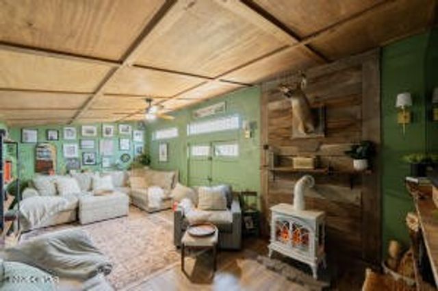 781 Burns Hill Rd, Lobelville, TN 37097