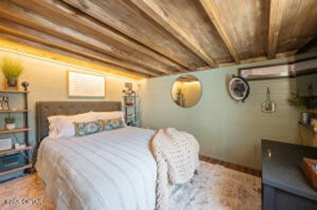 781 Burns Hill Rd, Lobelville, TN 37097