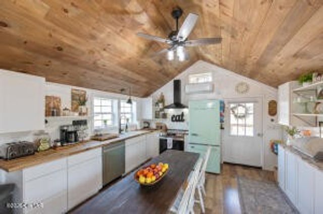 781 Burns Hill Rd, Lobelville, TN 37097