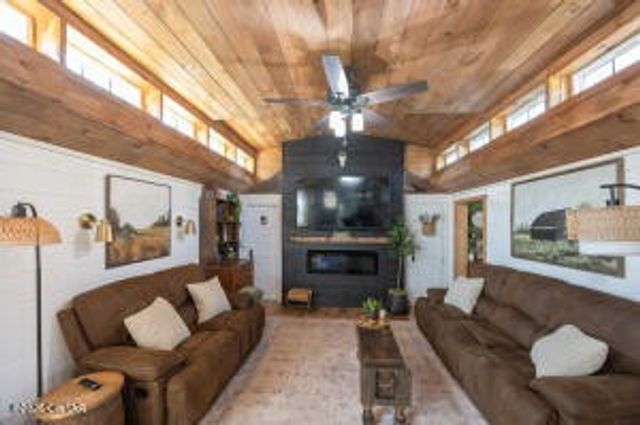 781 Burns Hill Rd, Lobelville, TN 37097