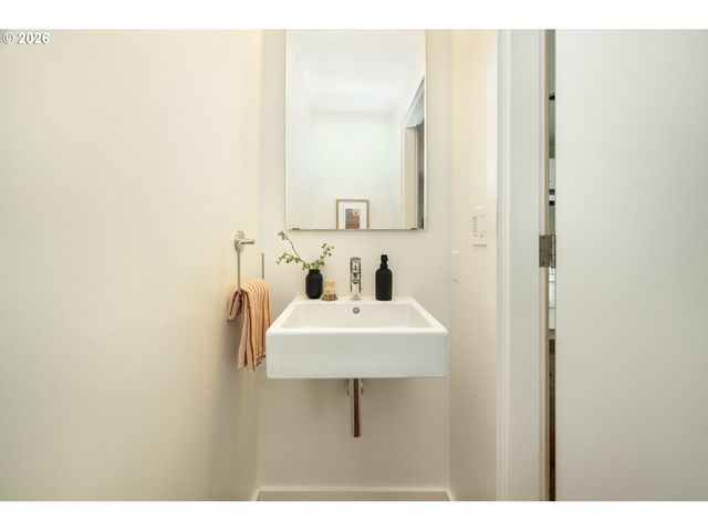 3965 N GANTENBEIN Ave, Portland, OR 97227