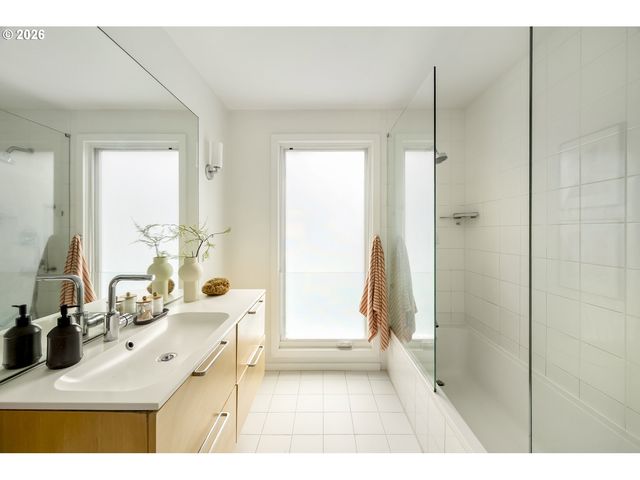 3965 N GANTENBEIN Ave, Portland, OR 97227