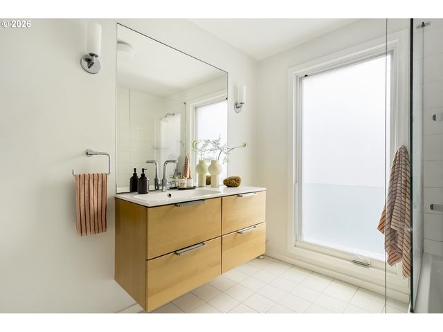 3965 N GANTENBEIN Ave, Portland, OR 97227