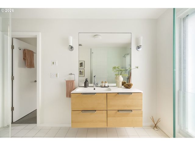 3965 N GANTENBEIN Ave, Portland, OR 97227