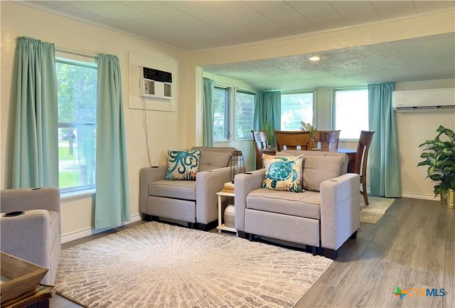 302 E Dallas Avenue, Seadrift, TX 77983