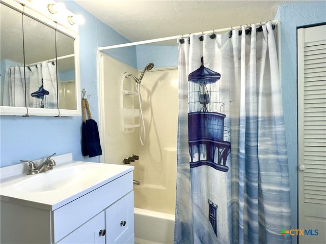 302 E Dallas Avenue, Seadrift, TX 77983