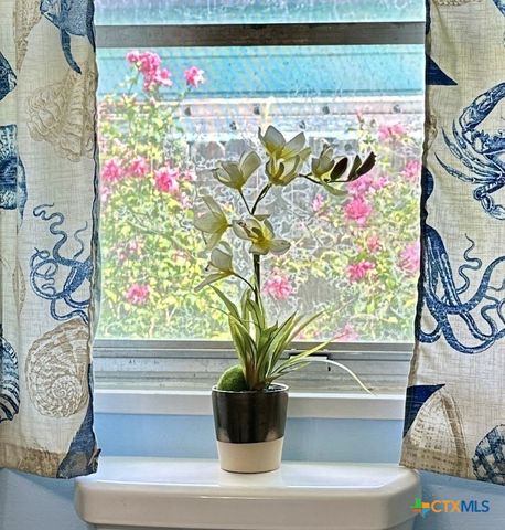 302 E Dallas Avenue, Seadrift, TX 77983