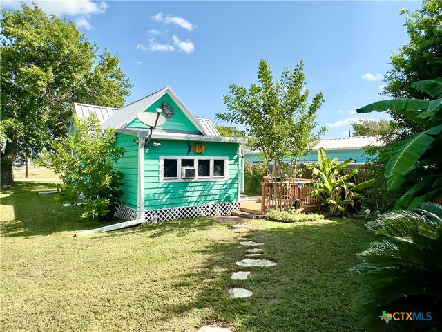 302 E Dallas Avenue, Seadrift, TX 77983