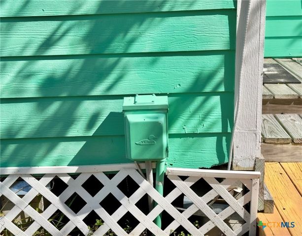 302 E Dallas Avenue, Seadrift, TX 77983