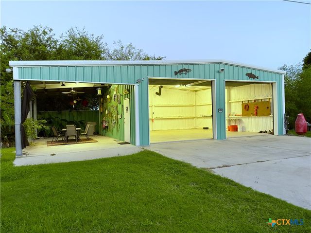 302 E Dallas Avenue, Seadrift, TX 77983