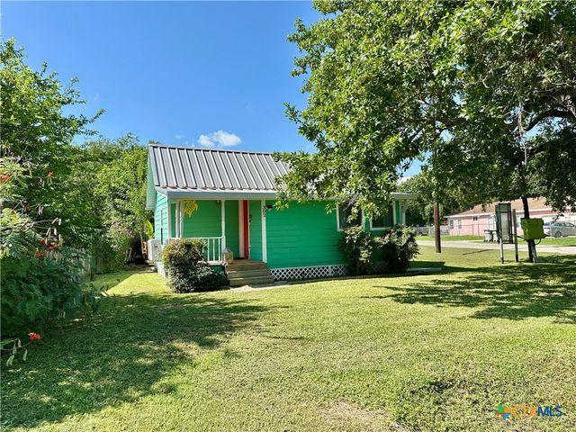 302 E Dallas Avenue, Seadrift, TX 77983