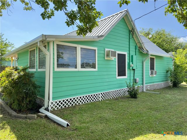 302 E Dallas Avenue, Seadrift, TX 77983
