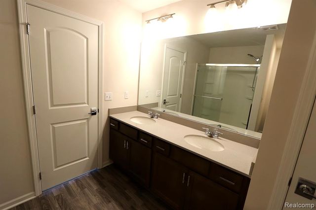 251 Quartz Way, White Lake, MI 48386
