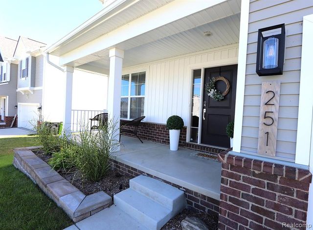 251 Quartz Way, White Lake, MI 48386