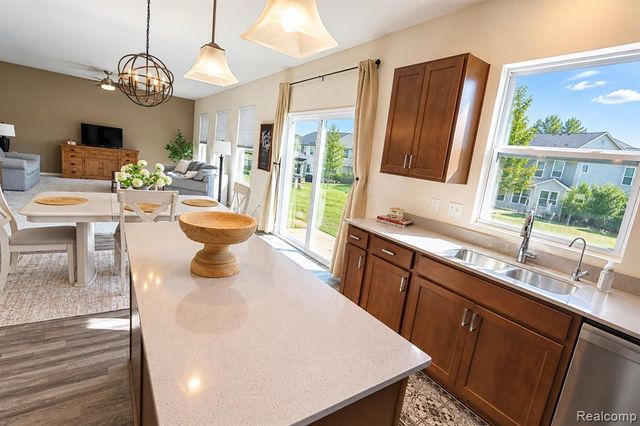 251 Quartz Way, White Lake, MI 48386
