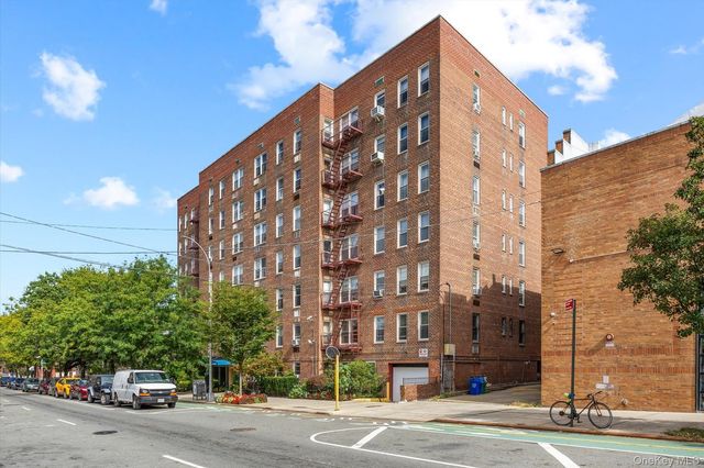 31-85 Crescent Street 516, Astoria, NY 11106