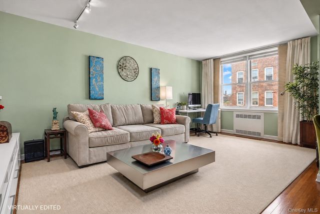 31-85 Crescent Street 516, Astoria, NY 11106