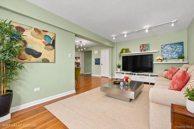 31-85 Crescent Street 516, Astoria, NY 11106