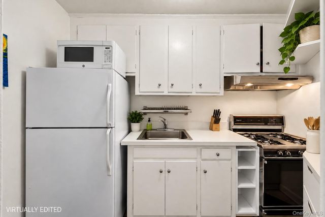 31-85 Crescent Street 516, Astoria, NY 11106