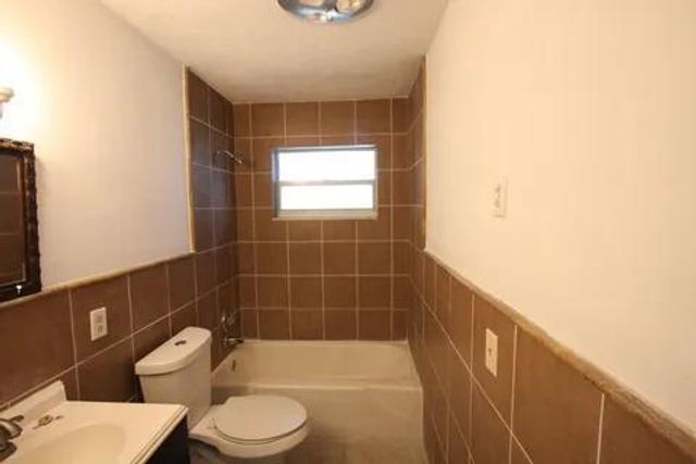 1050 E Sample Road Road E 101, Pompano Beach, FL 33064