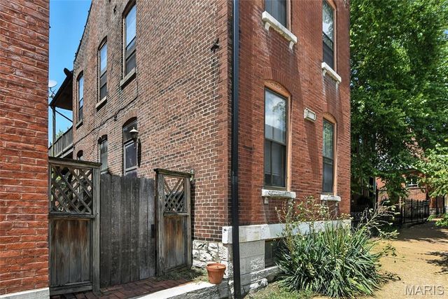 2209 Menard Street, St Louis, MO 63104