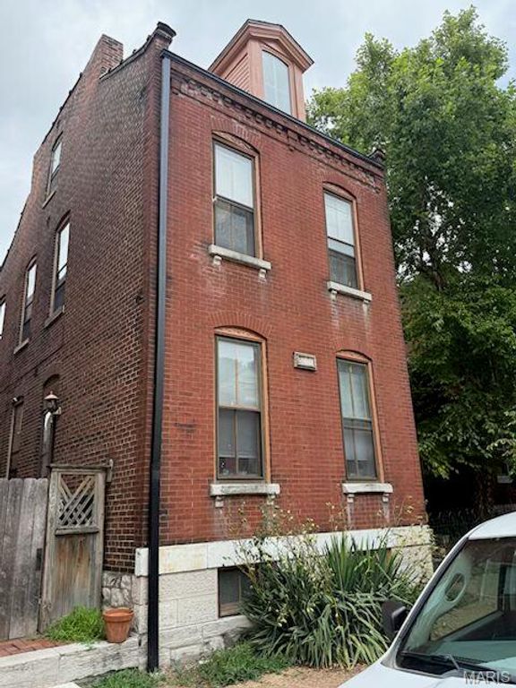 2209 Menard Street, St Louis, MO 63104