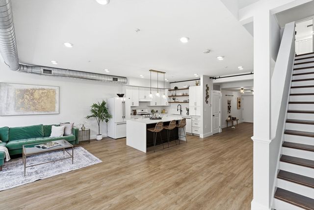 15-17 Kearney Sq 209, Lowell, MA 01852