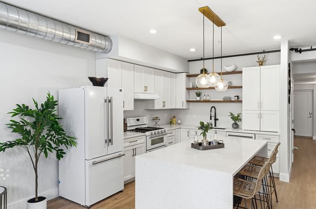 15-17 Kearney Sq 209, Lowell, MA 01852