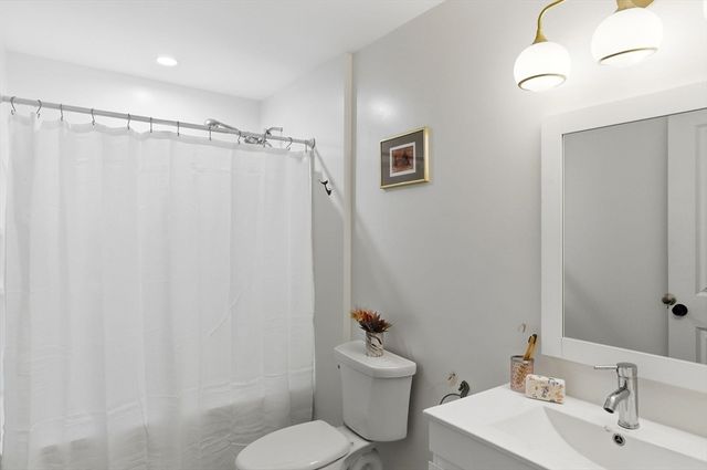 15-17 Kearney Sq 209, Lowell, MA 01852