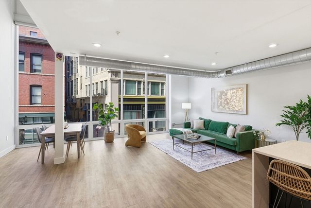 15-17 Kearney Sq 209, Lowell, MA 01852
