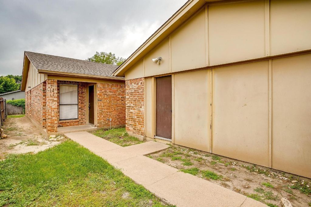 10265 Aurora Drive, Fort Worth, TX 76108