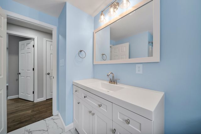 60 North High Street, Derry, NH 03038