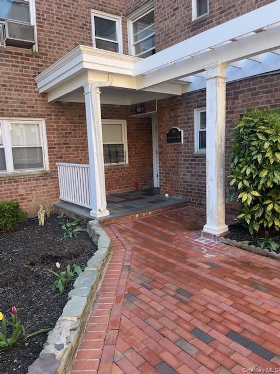 70 Knightsbridge Road 1A, Great Neck, NY 11021