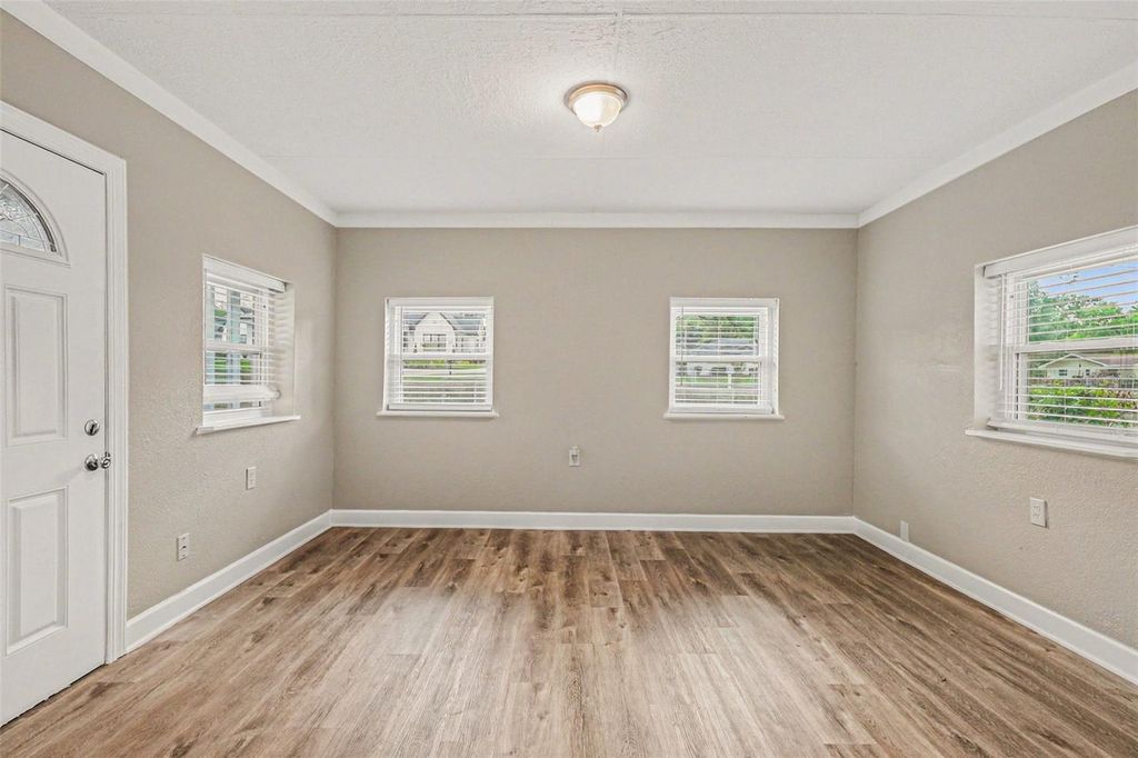 Image 5 of property listing at 4643 VALLEY VIEW DRIVE W, Lakeland, FL 33813