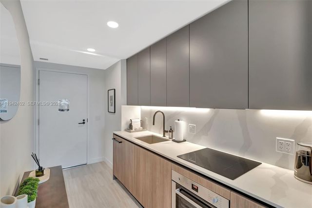 580 72nd street 808, Miami Beach, FL 33141