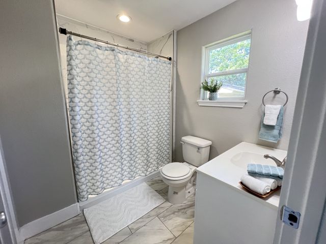302 Glen Oaks Road, Bonham, TX 75418