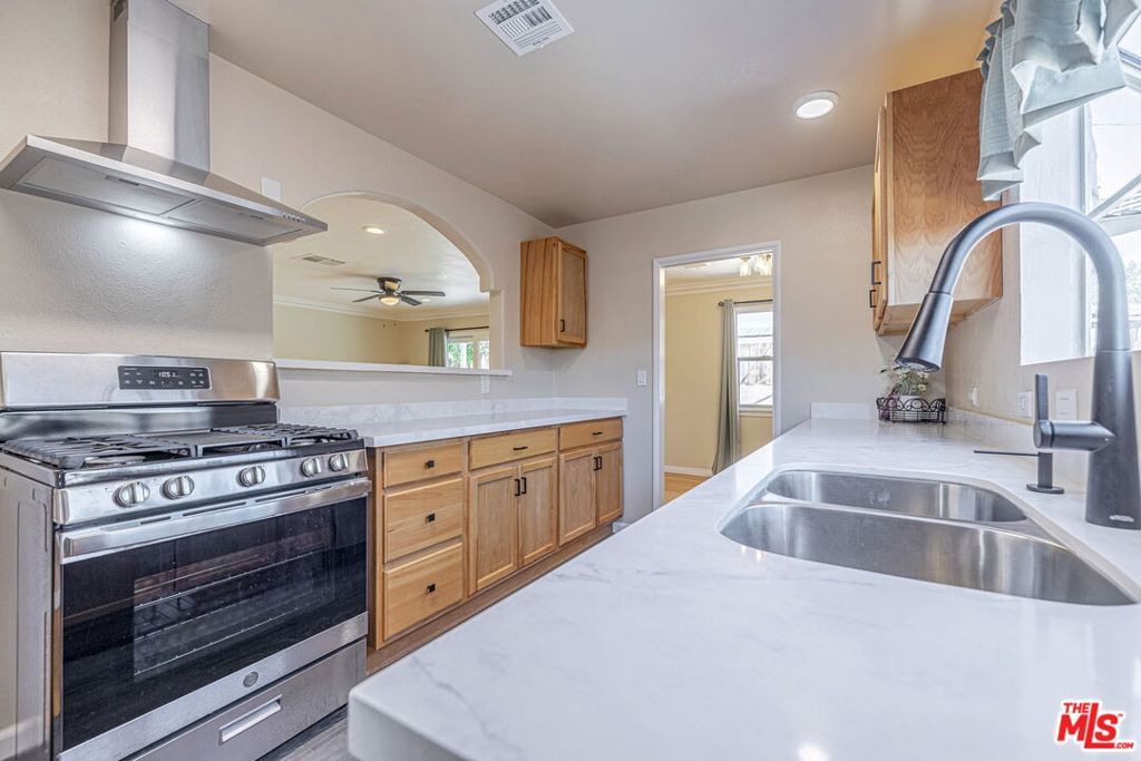Image 16 of property listing at 37739 Sumac Avenue, Palmdale, CA 93550