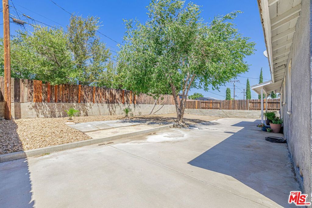 Image 38 of property listing at 37739 Sumac Avenue, Palmdale, CA 93550