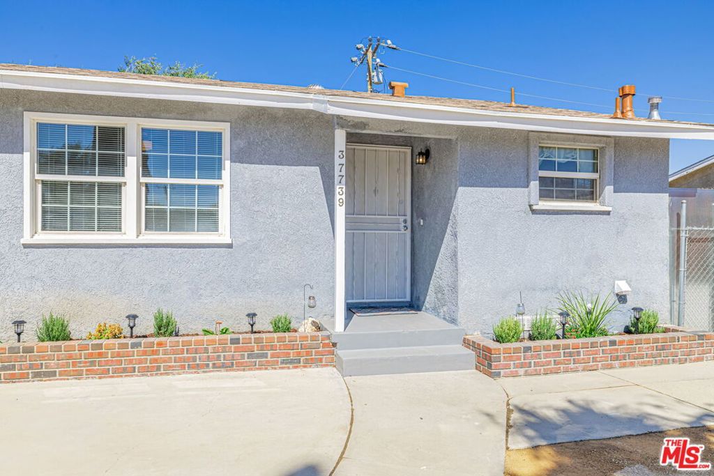 Image 5 of property listing at 37739 Sumac Avenue, Palmdale, CA 93550
