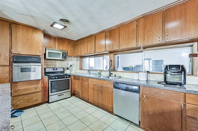 901 N Amburn Road, Texas City, TX 77591