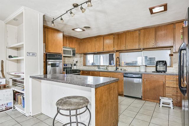 901 N Amburn Road, Texas City, TX 77591