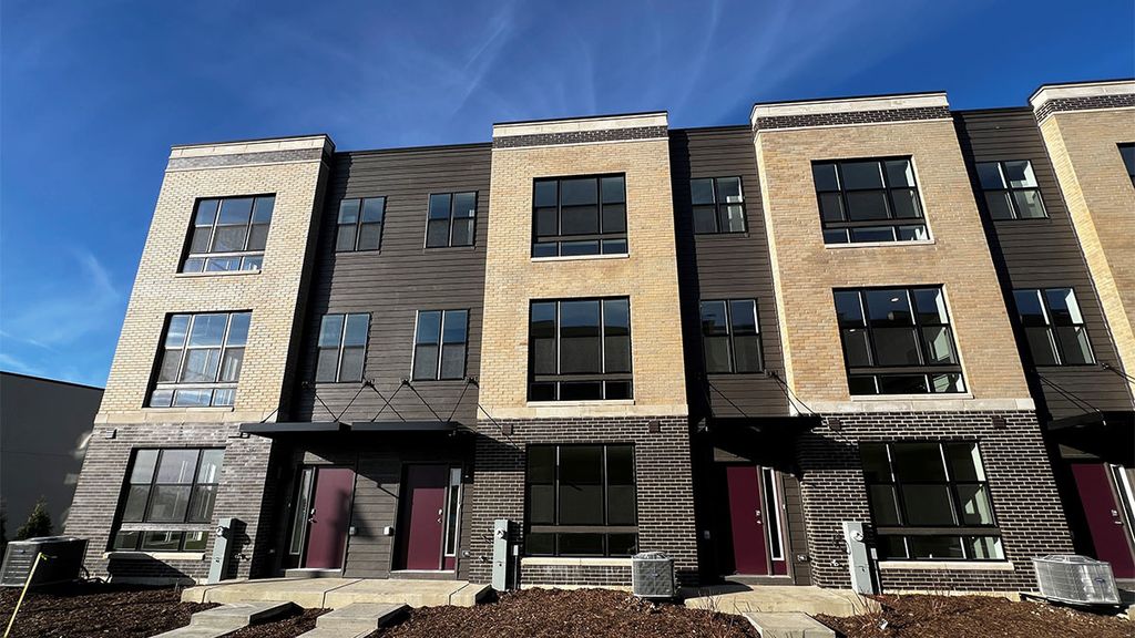 374 Summit Circle, Lombard, IL 60148