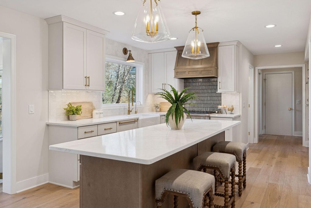 350 Ferndale Road N, Wayzata, MN 55391