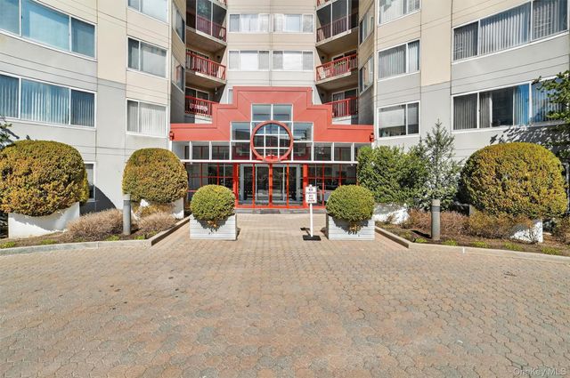 10 Stewart Place 3FE, White Plains, NY 10603