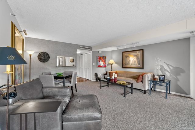 10 Stewart Place 3FE, White Plains, NY 10603