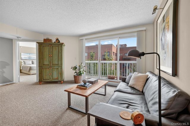 10 Stewart Place 3FE, White Plains, NY 10603