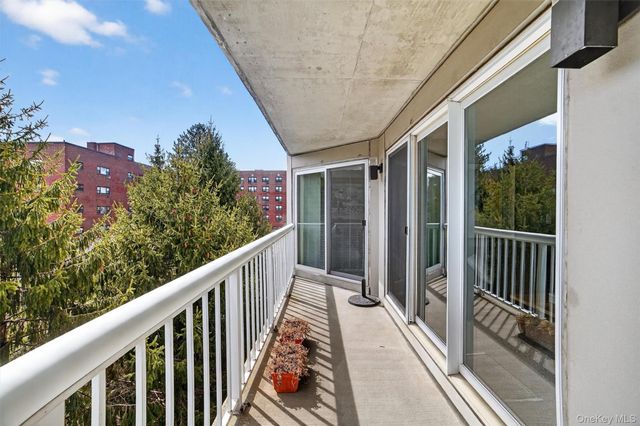 10 Stewart Place 3FE, White Plains, NY 10603