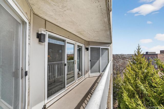 10 Stewart Place 3FE, White Plains, NY 10603