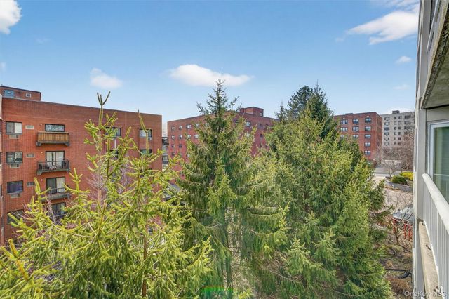 10 Stewart Place 3FE, White Plains, NY 10603